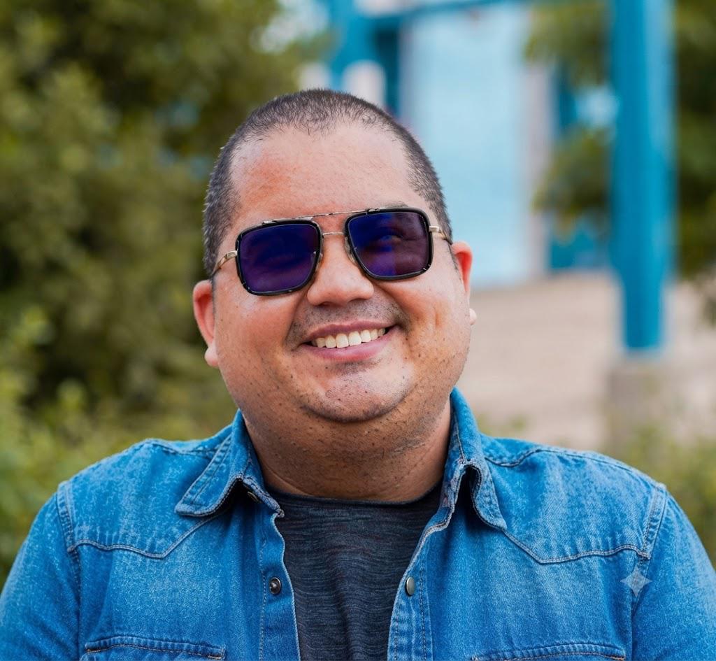 César González